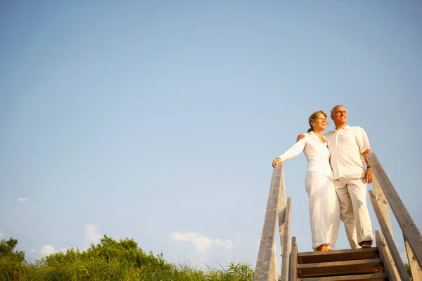 Vue Angle Bas Couple Adulte Debout Dans Escalier — Photo