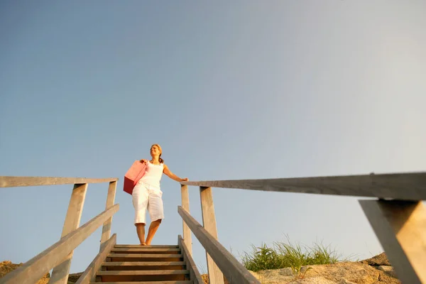 Vue Angle Bas Une Femme Moyenne Adulte Debout Sur Escalier — Photo