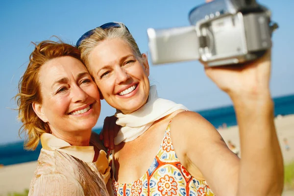 Close Duas Mulheres Maduras Tirando Uma Foto Mesmas Praia — Fotografia de Stock