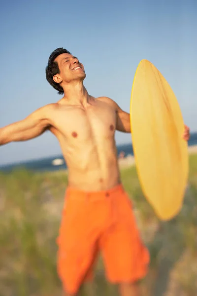 Ώριμος Άντρας Στέκεται Στην Παραλία Και Κρατάει Μια Ξύλινη Σανίδα — Φωτογραφία Αρχείου