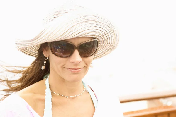 Πορτρέτο Μιας Όμορφης Γυναίκας Καπέλο Και Γυαλιά Ηλίου Στην Παραλία — Φωτογραφία Αρχείου