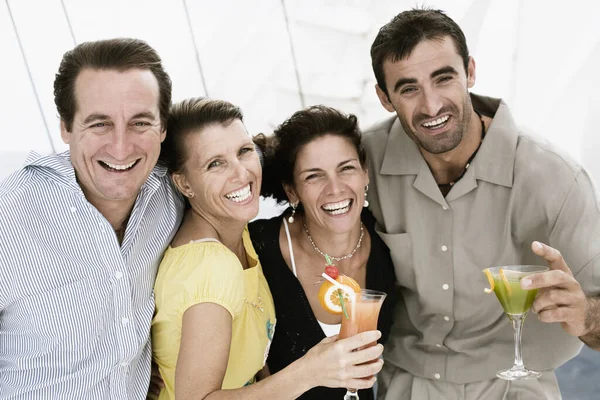 Retrato Grupo Amigos Brindar Com Taças Champanhe — Fotografia de Stock