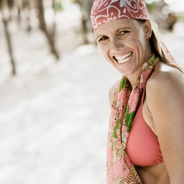 Portret Van Een Volwassen Vrouw Die Het Strand Staat Glimlacht — Stockfoto