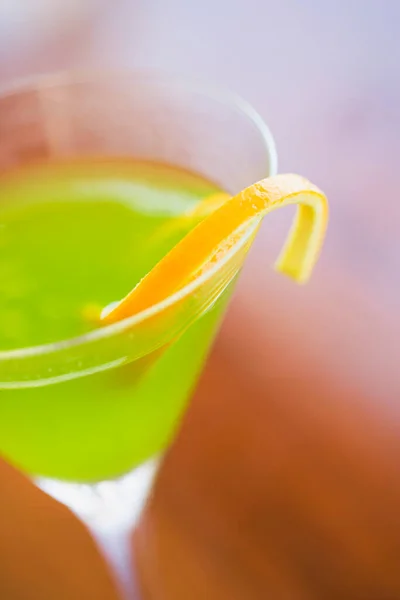 Närbild Ett Glas Cocktail Med Citron Och Lime Vit Bakgrund — Stockfoto