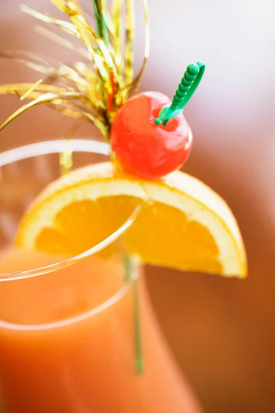 Cocktail Met Citroen Kers Een Witte Achtergrond — Stockfoto