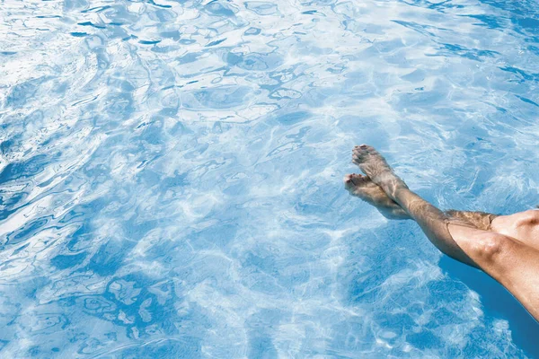 Laag Zicht Een Persoon Een Zwembad — Stockfoto