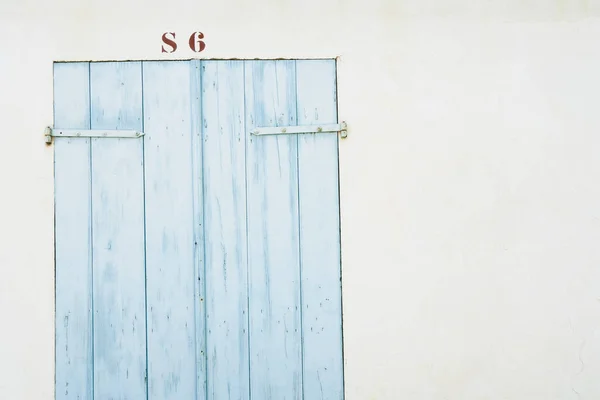 Παλιά Ξύλινη Πόρτα Μπλε Λαβή — Φωτογραφία Αρχείου
