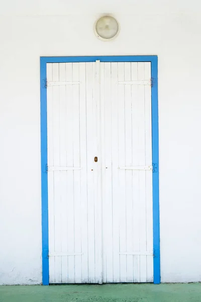 Παλιά Ξύλινη Πόρτα Μπλε Τοίχο — Φωτογραφία Αρχείου