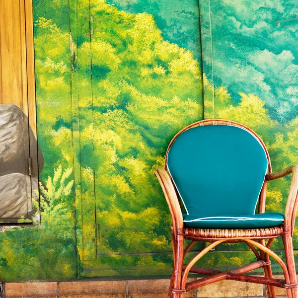 Zbliżenie Fotela Przed Malowanymi Drzwiami — Zdjęcie stockowe