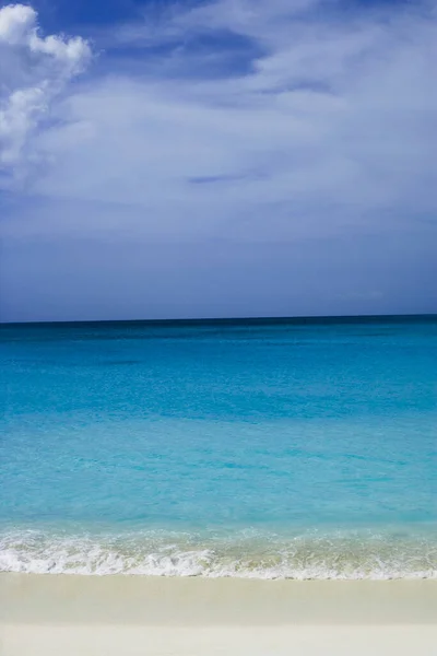 Hermosa Playa Con Cielo Azul — Foto de Stock