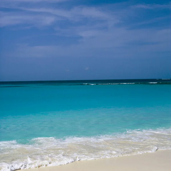 Hermosa Playa Con Cielo Azul — Foto de Stock