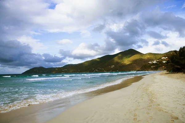 Plage Avec Vagues Ciel Bleu — Photo