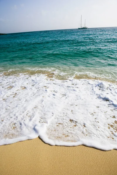 波と青空が広がる美しい海の海岸 — ストック写真