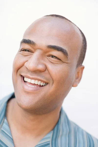 Retrato Cerca Joven Sonriente Con Una Camisa Blanca — Foto de Stock