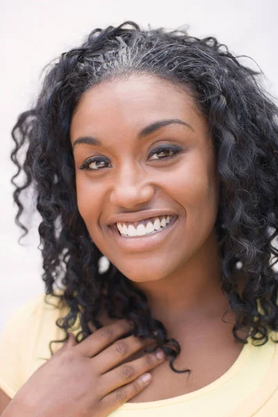 Retrato Uma Bela Jovem Africana Sorrindo — Fotografia de Stock