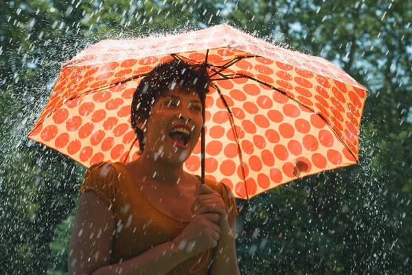 Felnőtt Áll Esernyő Alatt Esőben Kiabálva — Stock Fotó