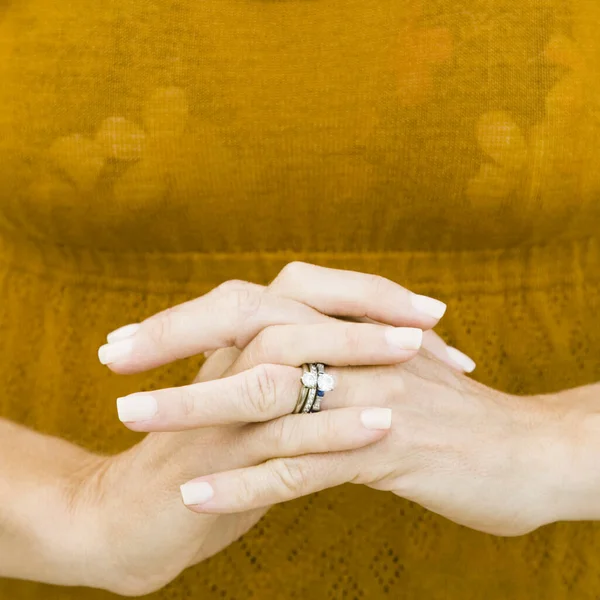 Altın Kalpli Bir Kadının Elleri — Stok fotoğraf