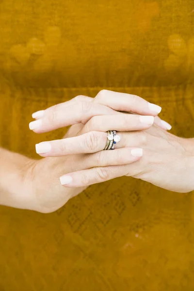 Anéis Casamento Uma Mão — Fotografia de Stock