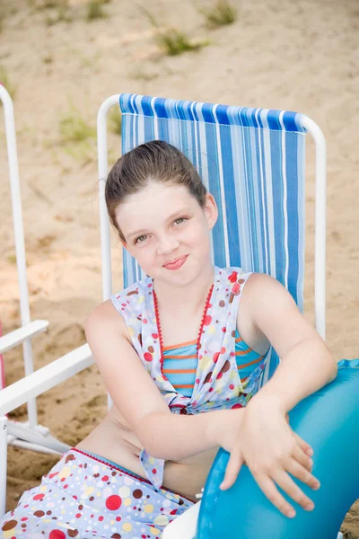 Ritratto Una Ragazza Seduta Una Sedia Pieghevole Sulla Spiaggia — Foto Stock