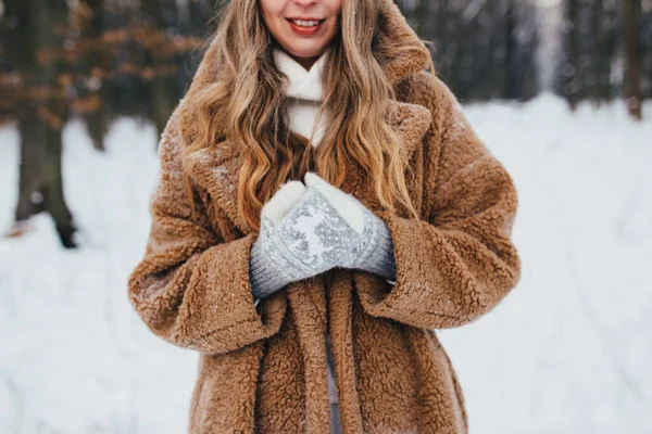 穿着毛皮外套 手套和围巾的年轻女子在雪地的森林里 高质量的照片 — 图库照片