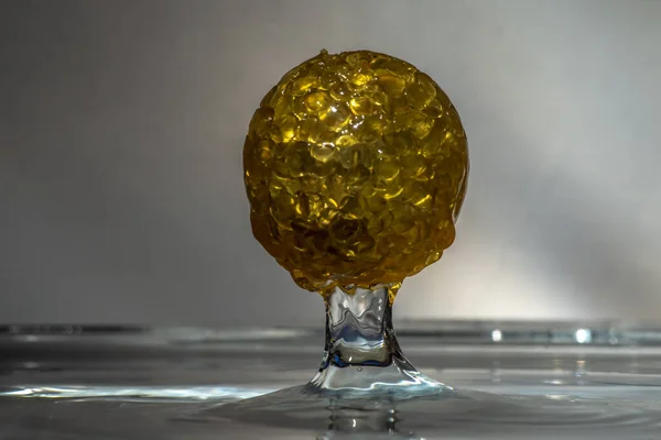 高速水和一个金球 — 图库照片