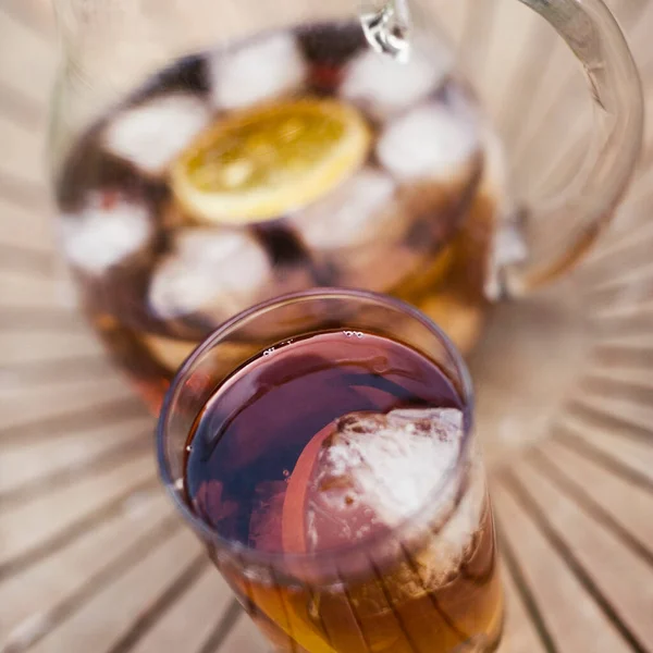 Vaso Whisky Con Limón Cubitos Hielo Sobre Mesa Madera — Foto de Stock