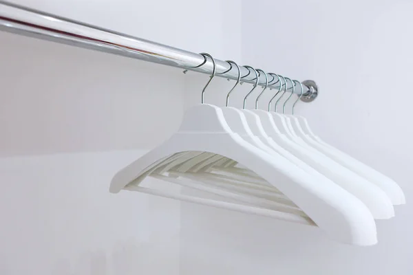 Lege Kleerhangers Witte Hangers Verkoop Winkel Kortingen Verkoop Concept Witte — Stockfoto