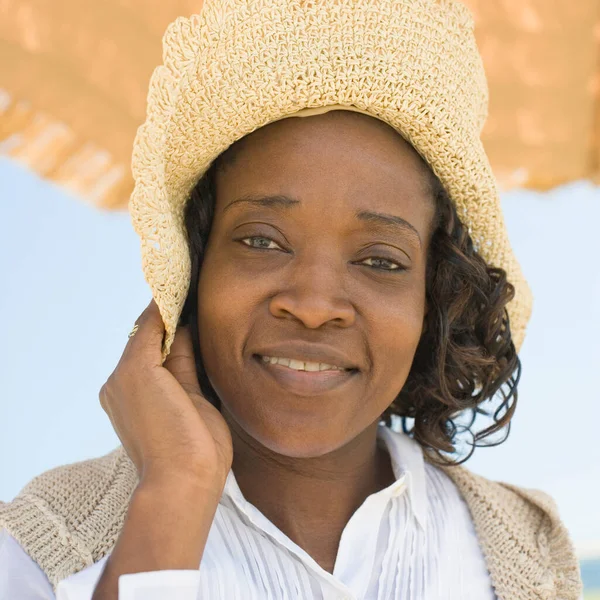 Portrait Young African American Woman Smiling — Stock Photo, Image