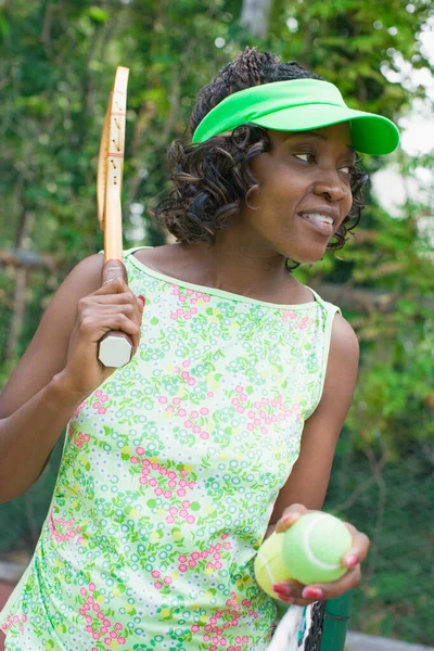 Chica Afroamericana Con Una Cesta Agua — Foto de Stock