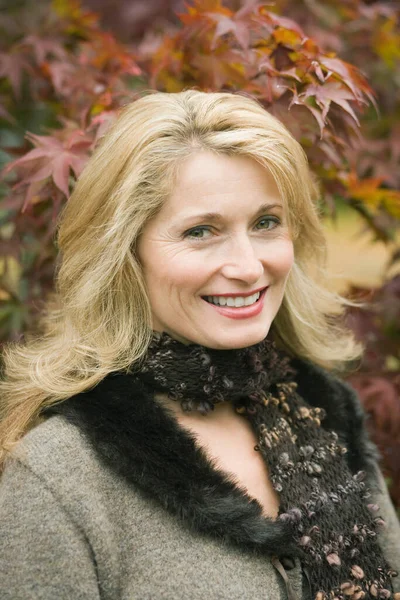 Портрет Красивой Блондинки Осеннем Парке — стоковое фото