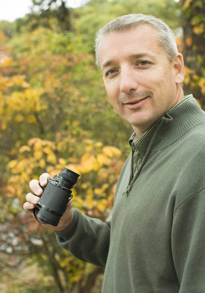 森林里一个拿着照相机的年轻人的画像 — 图库照片