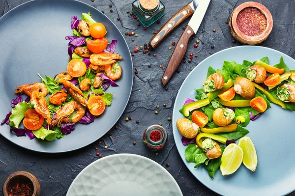 Leckerer Salat Mit Garnelen Tomaten Und Salat Auf Einem Teller — Stockfoto