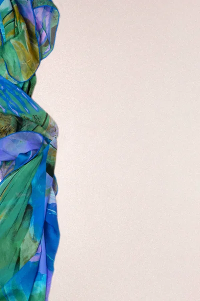 Шелковая Граница Крупный План Красиво Сложенного Разноцветного Шелкового Шарфа Ярком — стоковое фото