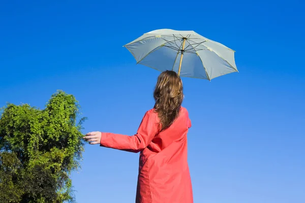 Jeune Femme Avec Parapluie Sur Plage — Photo