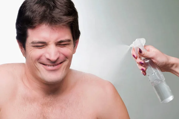 Jeune Homme Avec Une Barbe Une Bouteille Eau Sur Fond — Photo