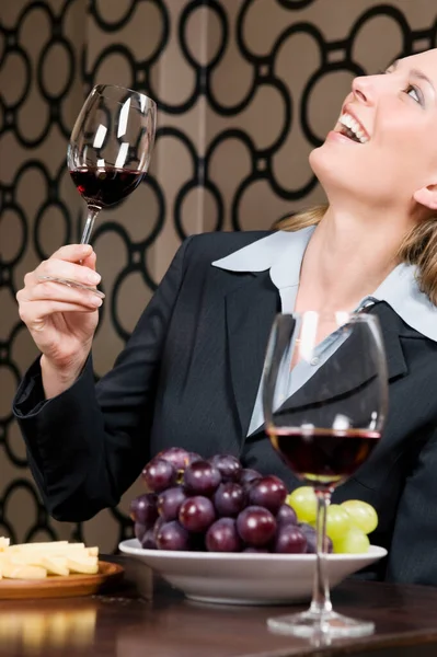 Mujer Joven Con Copa Vino Uvas Rojas — Foto de Stock