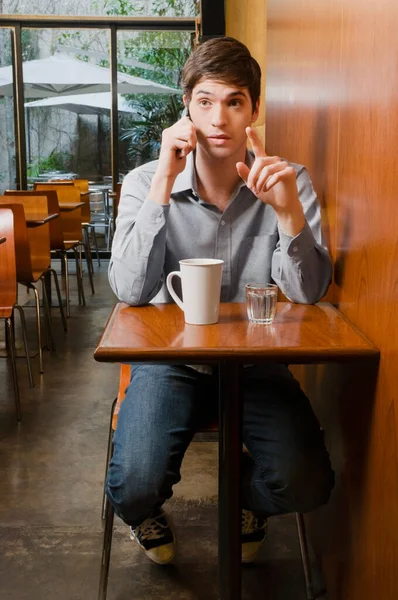 Junger Mann Einem Café Mit Einer Tasse Kaffee — Stockfoto