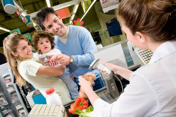 Pareja Joven Eligiendo Frutas Supermercado — Foto de Stock