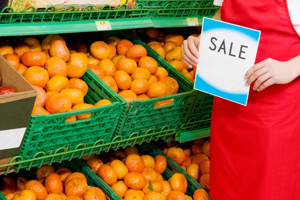 Kobieta Kupująca Zielone Owoce Supermarkecie — Zdjęcie stockowe