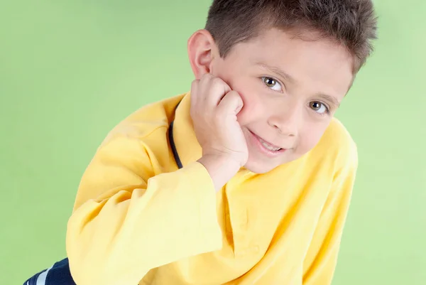 Портрет Милого Хлопчика Жовтій Футболці Зеленому Фоні — стокове фото