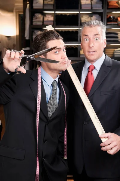 Dwóch Mężczyzn Garniturze Nożem Krawatem — Zdjęcie stockowe