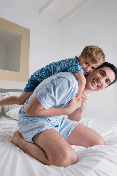 침실에 아버지 와아들 — 스톡 사진