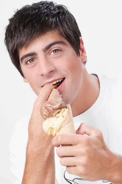 Junger Mann Isst Eis — Stockfoto