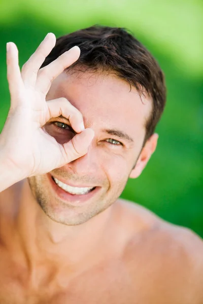 Junger Mann Mit Bart Und Weißem Hemd Auf Grünem Hintergrund — Stockfoto