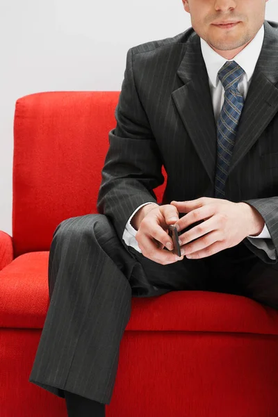 Hombre Negocios Con Corbata Roja Traje Negro Sentado Sofá —  Fotos de Stock