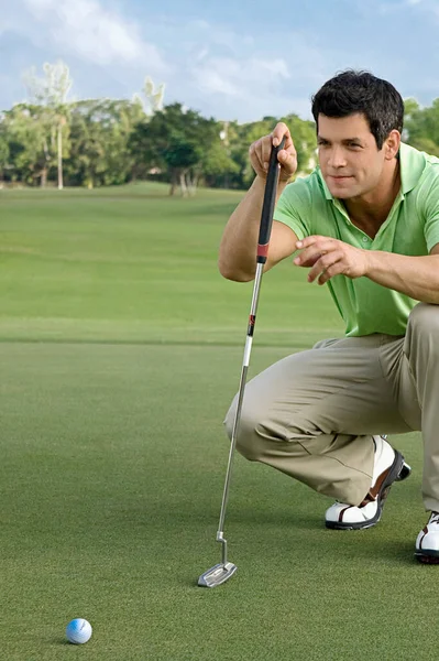 Mann Spielt Golf Auf Einem Abschlag — Stockfoto