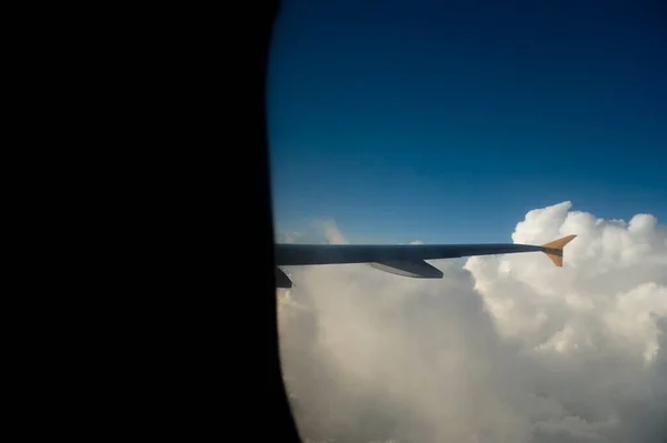 Αεροπλάνο Που Πετά Πάνω Από Τον Ουρανό — Φωτογραφία Αρχείου