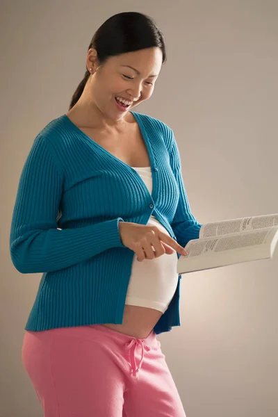 Mujer Joven Con Libro —  Fotos de Stock