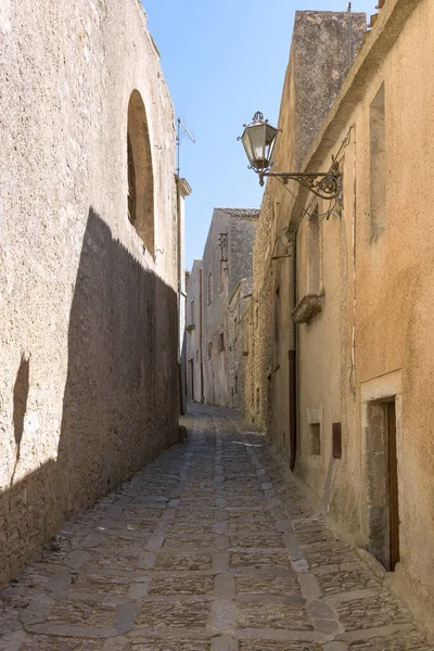 西西里爱丽斯古城狭窄的街道 — 图库照片