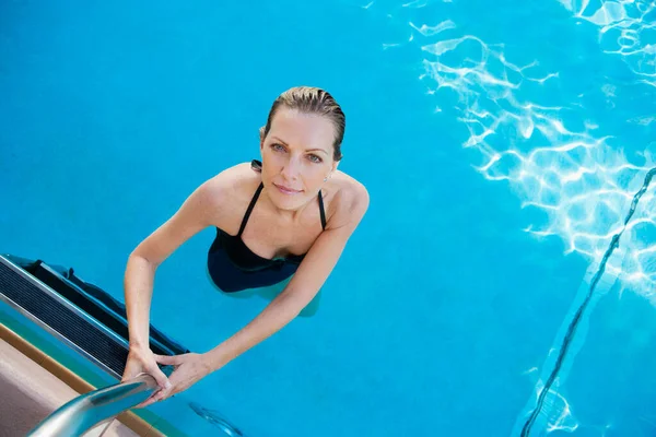 Giovane Donna Piscina — Foto Stock